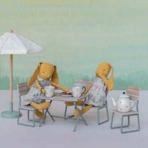 Maileg Gartenset 11-1113-00 Tisch, Stühle & Bank für Hasen, Teddys und Rehe