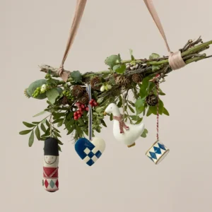 Maileg weihnachtliche Ornamente am Zweig