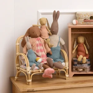 Alternative view of Maileg Kaninchen Größe 3 - Schokoladenbraun, Gestricktes Hemd und Overall